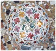 Piatto gotico fiorito dai colori vivaci tecnica marmorizzata - Dimensioni: cm. 36     h.cm 3,5