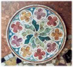 Piatto gotico fiorito dai colori vivaci tecnica marmorizzata - Dimensioni: cm. 31    h.cm.3