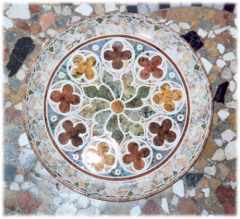 Piatto gotico fiorito dai colori vivaci tecnica marmorizzata - Dimensioni: cm. 36  h.cm.3.5