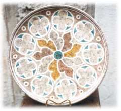 Piatto gotico fiorito tecnica marmorizzata - Dimensioni: cm. 31  h.cm. 3