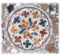 Piatto gotico fiorito dai colori vivaci tecnica marmorizzata - Dimensioni: cm. 31  h.cm. 3