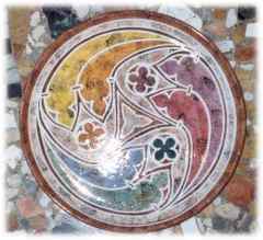 Piatto in stile gotico avvitato dai colori vivaci con tecnica marmorizzata - Dimensioni: cm. 31   h.cm. 3