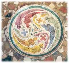 Piatto in stile gotico avvitato dai colori vivaci con tecnica marmorizzata - Dimensioni: cm. 31  h.cm. 3