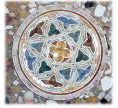Piatto in stile gotico e tecnica marmorizzata - Dimensioni: cm. 31   h.cm. 3