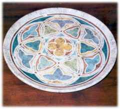Piatto in stile gotico dai colori vivaci e tecnica marmorizzata - Dimensioni: cm. 31  h.cm. 3