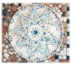 Piatto in gotico fiorito dai colori vivaci e tecnica marmorizzata - Dimensioni: cm. 31   h.cm. 3