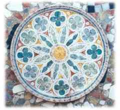 Piatto con rosone gotico tecnica marmorizzata - Dimensioni: cm. 31   h.cm. 3