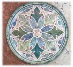 Piatto in stile gotico con gigli intrecciati e tecnica marmorizzata - Dimensioni: cm. 31  h.cm. 3