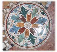 Piatto in stile gotico con gigli intrecciati e tecnica marmorizzata - Dimensioni: cm. 31  h.cm. 3