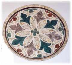 Piatto in stile gotico con gigli intrecciati e tecnica marmorizzata - Dimensioni: cm. 31   h.cm. 3