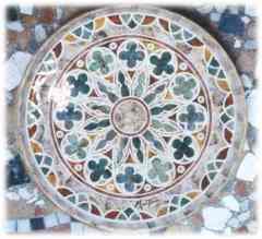 Piatto con rosone gotico  tecnica marmorizzata - Dimensioni: cm. 36    h.cm.3,5