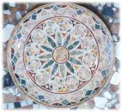Piatto con rosone gotico tecnica marmorizzata - Dimensioni: cm. 36   h.cm. 3,5