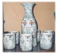 Brocca da vino e sei bicchieri gotico fiorito tecnica marmorizzata 