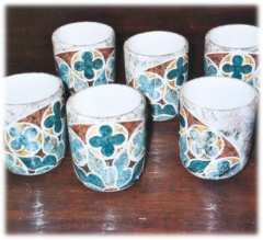 Bicchieri in ceramica in stile gotico fiorito dai colori vivaci e tecnica marmorizzata 