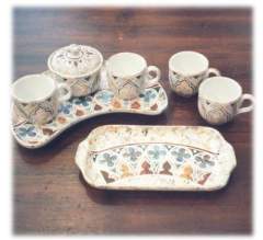 Set tazzine da caff? con vassoio e zuccheriera stile gotico fiorito e tecnica marmorizzata 
