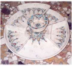 Antipastiera 5+1 vasche completa di vassoio con decorazioni archi e rosone gotici, tecnica marmorizzata - Dimensioni: cm. 37
