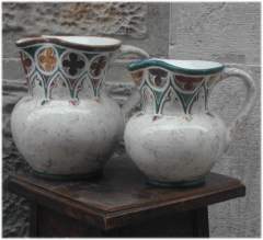 Brocche in ceramica tornita a mano con decorazione archi gotici e tecnica marmorizzata da 1 lt. (? 75) e 1,5 lt. (?89) - Dimensioni: 14 e 16 - h. 15 e 18