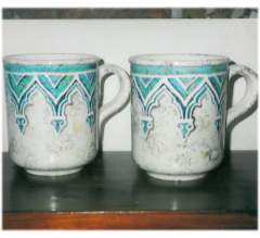 Tazze Mug in ceramica decorata con stile archi gotici e tecnica marmorizzata 