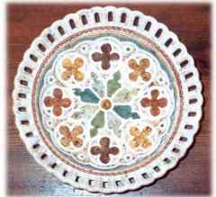 Insalatiera in ceramica con bordo a portichetto decorazione gotico fiorito tecnica marmorizzata - Dimensioni: cm. 26