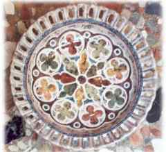 Insalatiera in ceramica con bordo a portico decorazione gotico fiorito tecnica marmorizzata - Dimensioni: cm. 26