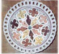 Insalatiera in ceramica con bordo a portico decorazione gotico fiorito tecnica marmorizzata - Dimensioni: 32
