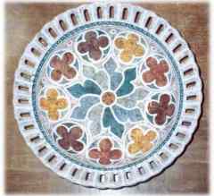 Insalatiera in ceramica con bordo a portico decorazione gotico fiorito e tecnica marmorizzata - Dimensioni: 32