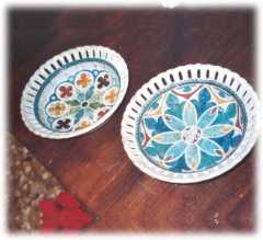 Insalatiera in ceramica con bordo a portichetto decorazione gotico fiorito tecnica marmorizzata 