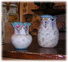 Brocche in ceramica con decorazione archi gotici e fioriti tecnica marmorizzata da 1,5 lt. e 1 lt. 