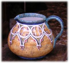 Brocca in ceramica con decorazione archi gotici e fioriti tecnica marmorizzata da 1,5 lt. - Dimensioni: cm.15 h. cm.13,5