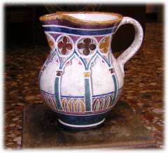 Brocca in ceramica con decorazione archi gotici e fioriti tecnica marmorizzata da 1,5 lt. - Dimensioni: cm.16 h. cm.21