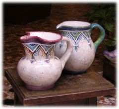 Brocche in ceramica con decorazione archi gotici e fioriti tecnica marmorizzata da 1 lt. 