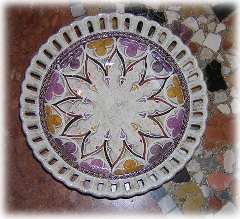 Insalatiera in ceramica con bordo a portico decorazione gotico fiorito e tecnica marmorizzata 