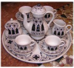 Servizio da caff? 6 tazze h.5x10, bricco h.15x25, lattiera, zuccheriera, vassoio. Archi gotici e tecnica marmorizzata 