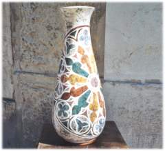 Vaso allungato in stile gotico fiorito dai colori vivaci e tecnica marmorizzata lavorazione al tornio - Dimensioni: 20 h. 40