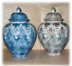 Coppia di vasi in stile gotico fiorito e archi, tecnica marmorizzata vivace e lavorazione al tornio - Dimensioni: 28 h. 20