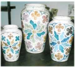 Vasi in ceramica decorata stile gotico fiorito e archi tecnica marmorizzata 3 misure 