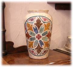 Vaso in stile gotico fiorito e tecnica marmorizzata lavorazione al tornio 