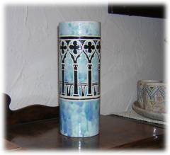 Vaso con archi gotici e tecnica a smalti marmorizzati, lavorazione al tornio - Dimensioni: cm. 8,2 h. cm.22