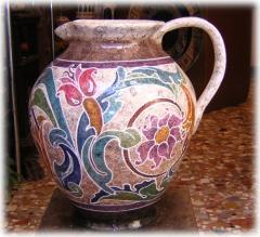 Vaso con manico in stile gotico con decoro gigli e tecnica marmorizzata lavorazione al tornio 