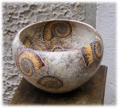 Vaso lavorato al torinio decorazione di fossili e tecnica marmorizzata 