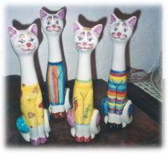 Gatti in ceramica dipinta a mano con colori vivaci e personalizzabili 