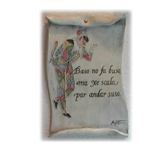Pergamena in ceramica lavorata e dipinta a mano con tipico proverbio veneziano - Dimensioni: cm. 14 h. 20