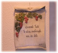 Pergamena in ceramica lavorata e dipinta a mano con tipico proverbio veneziano 