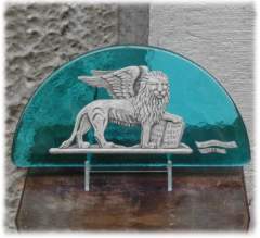 Ceramica su vetro a mezzaluna raffigurante leone in piedi - Dimensioni: 25,5 x 13