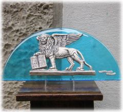 Ceramica su vetro a mezzaluna grande raffigurante leone in piedi - Dimensioni: cm.40 x cm.20