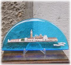 Realizzazione in ceramica isola di S. Giorgio su vetro di Murano a mezza luna - Dimensioni: cm25 x cm.13